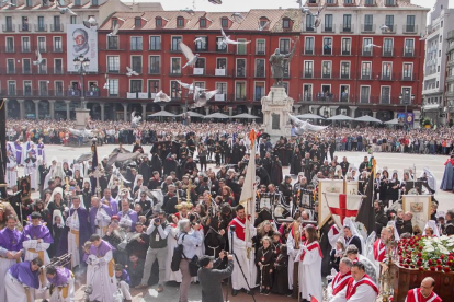 Suelta de palomas en la procesión del Encuentro de 'Jesús Resucitado' con la 'Virgen de la Alegría'. -J.M. LOSTAU
