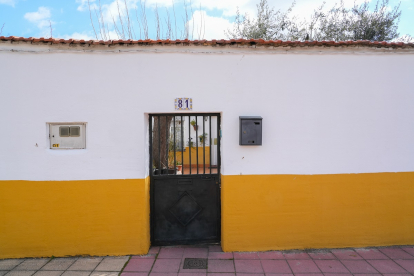 Entrada de una vivienda en el barrio Cañada Real.- J.M. LOSTAU