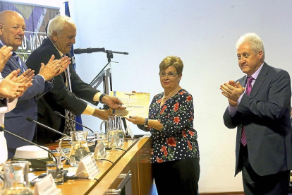 Premiados de El Bierzo en reciben su diploma. RAQUEL P. VIECO