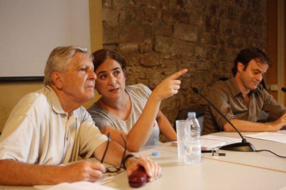 Villarejo y Colau hablan durante la presentación ante la prensa de la querella contra Pujol.-Foto: ALBERT BERTRAN