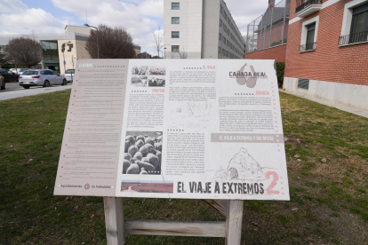 Cartel informativo en el barrio Cañada Real.- J.M. LOSTAU