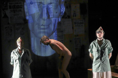 Una imagen del estreno ayer, en el Teatro Zorrilla, de ‘Underground’, de Ghetto 13/26.-J. M. LOSTAU
