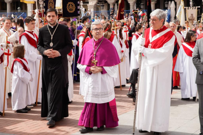Fervorín y bendición impartida por Luis Argüello en la procesión del Encuentro de 'Jesús Resucitado' con la 'Virgen de la Alegría'. -J.M. LOSTAU