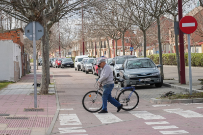 Paso de peatones en el barrio Cañada Real.- J.M. LOSTAU