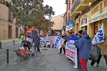 Policías de Medina del Campo preparan una concentración frente al Ayuntamiento, en una foto de archivo.-EL MUNDO