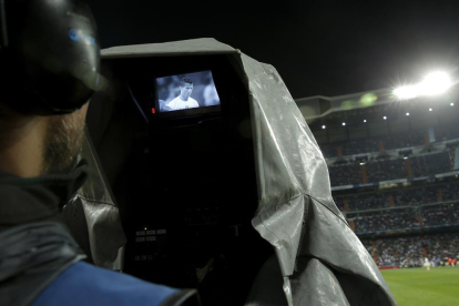 Cámara de televisión durante la retransmisión de un partido en el Santiago Bernabéu.  /-JOSE LUIS ROCA