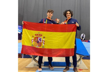 Carlos del Ser y David Franco, del Acrobática Valladolid, con su medalla de bronce en el Mundial./ EM