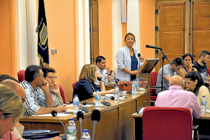 La alcaldesa de Medina del Campo, Teresa López, ayer, durante una de sus intervenciones en el debate sobre el estado del municipio.-SANTIAGO