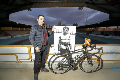 EduardoManrique posa en el velódromo Narciso Carrión con su bicicleta y con un cuadro que le muestra a su vuelto de los JJ.OO. de Seúl.-J. M. LOSTAU