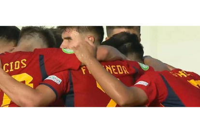 Fresneda celebra uno de los goles de España ante Grecia que mete a España en las semifinales del Europeo Sub19. / EL MUNDO