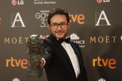 Carlos Santos con su Goya al mejor Actor Revelación.-SERGIO GONZÁLEZ