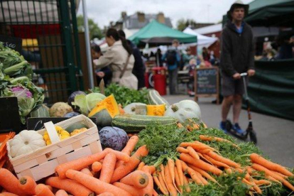 Una parada de frutas y verduras en el mercado de agricultores The Spread en Primrose Hill, al noroeste de Londres.-ISABEL INFANTES (ÀFP)