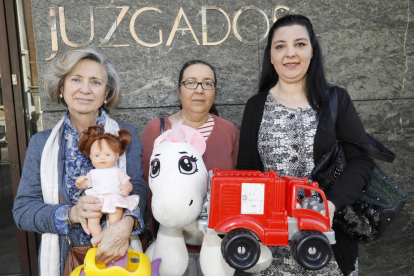 Pilar, Aurelia y Nieves, tesorera, secretaria y presidenta de ‘Abuelos en lucha por sus nietos’, la nueva asociación que acaban de constituir  en Valladolid.-J.M.LOSTAU