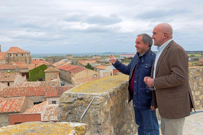 Francisco Rodríguez y Jesús Julio Carnero, ayer en el mirador.-EL MUNDO