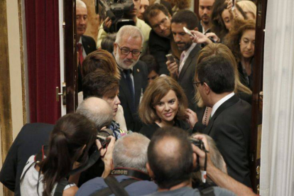 La vicepresidenta del Gobierno, Soraya Sáenz de Santamaría (c), a su llegada a la sesión de control al Ejecutivo.-Foto: EFE