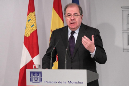 El presidente de la Junta de Castilla y León, Juan Vicente Herrera, atiende a los medios de comunicación tras la reunión mantenida con el presidente del Gobierno, Pedro Sánchez.-ICAL