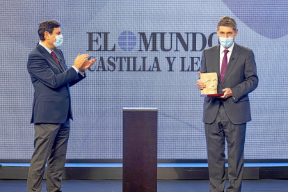 El consejero de Economía y Hacienda, Carlos Fernández Carriedo, aplaude a José María Eiros, catedrático de la Universidad de Valladolid y microbiólogo. PABLO REQUEJO / PHOTOGENIC