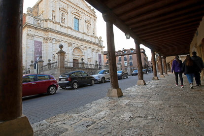 Calle Mayor de Medina de Rioseco con sus característicos soportales, a la altura de la Iglesia de Santa Cruz. J.M. LOSTAU
