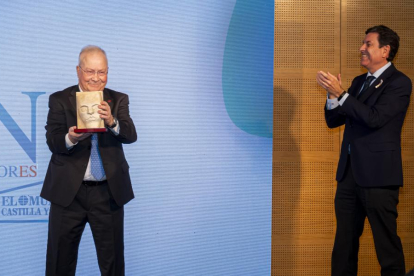 José Carlos Pastor, fundador del Ioba, recibe el premio al Personaje Único 2023 del consejero de Economía y Hacienda, Carlos Fernández Carriedo. PHOTOGENIC