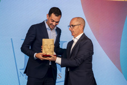 Santiago González, CEO de Arsoft, recibe el premio Iberaval Mejor Proyecto TIC del director general de Iberaval, Pedro Pisonero. PHOTOGENIC