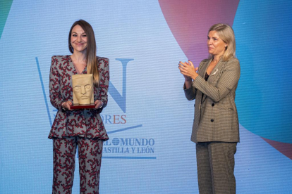 Alba González recibe el premio Caixabank Mejor Innovador Joven de la directora territorial de Caixabank en Castilla y León, Belén Martín. PHOTOGENIC