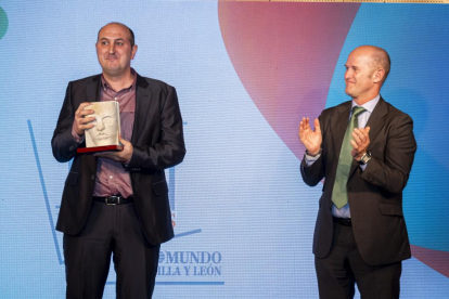 Raúl Muñoz recibe el premio Iberdrola Mejor Investigación Universitaria del delegado institucional de Iberdrola en Castilla y León, Miguel Calvo. PHOTOGENIC