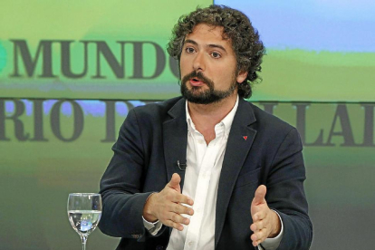 El portavoz de Izquierda Unida en las Cortes, José Sarrión, ayer, en el programa ‘La Quinta Esquina’.-J. M. Lostau