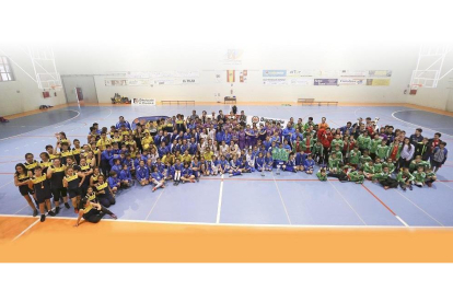 Todos los jugadores y jugadoras que participaron en la jornada final de los Juegos Escolares posan en el polideportivo de Olmedo.-REPORTAJE GRÁFICO: MONTSE ÁLVAREZ
