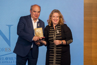 Andrés Hernando, CEO de Hiperbaric, recibe el premio al Mejor Proyecto de Burgos de la alcaldesa, Cristina Ayala. PHOTOGENIC