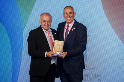 José Ignacio Boixo recibe en nombre de su hijo Sergio el premio al Mejor Proyecto de León del primer teniente de alcalde, Vicente Canuria. PHOTOGENIC