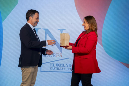 Asier Saiz Rojo, director de Itagra, recibe el premio al Mejor Proyecto de Palencia de la alcaldesa, Miriam Andrés. PHOTOGENIC