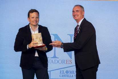 Miguel Antona San Millán, director general de Innoporc, recibe el premio al Mejor Proyecto de Segovia del alcalde, José Mazarías. PHOTOGENIC