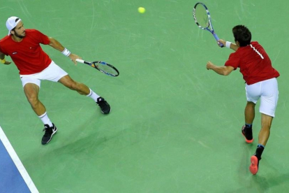 Feliciano López y Marc López, en el partido de dobles perdido ante Rumanía.-EFE / ROBERT GHEMENT