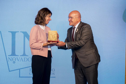 Rocío Arroyo, CEO de Amadix, recibe el premio al Mejor Proyecto de Valladolid del alcalde, Jesús Julio Carnero. PHOTOGENIC