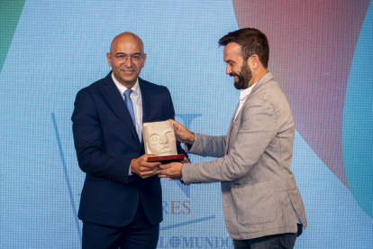 Diego Vergara, profesor y vicedecano de la Universidad Católica de Ávila, recibe el premio al Mejor Proyecto de Zamora del primer teniente de alcalde, David Gago. PHOTOGENIC