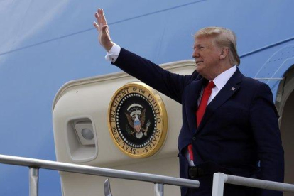 El presidente de EEUU, Donald Trump, saluda a su llegada a West Columbia, este viernes.-AP