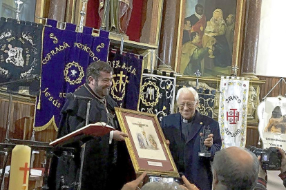 Carlos García Serrada entrega un recuerdo al Padre Ángel, ayer.-EL MUNDO