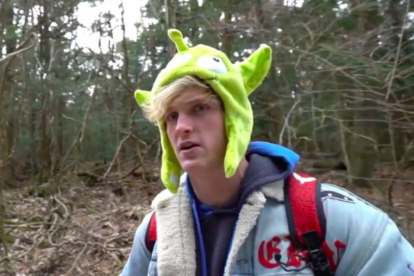 Fotograma del polémico vídeo de Logan Paul en el bosque de los suicidios de Japón-YOUTUBE