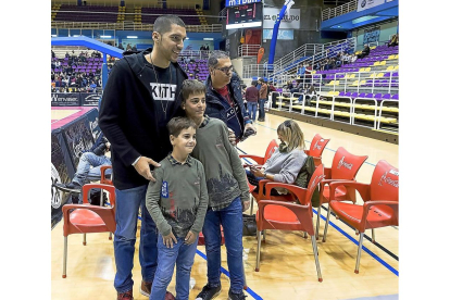 Nacho Martín junto a dos niños en el último partido jugado por el Carramimbre.-P. REQUEJO