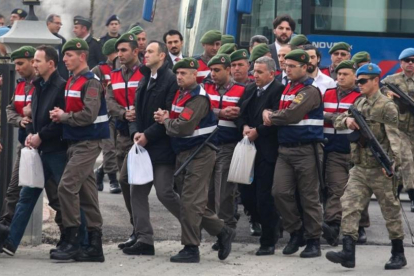 La Cámara de Comercio de la localidad suroccidental turca de Mugla amaneció este lunes lindada. Ha sido la sede elegida para juzgar a 47 acusados de estar involucrados en el intento de captura y asesinato del presidente turco, Recep Tayyip Erdogan, ya que-Llegada de algunos de los militares acusados al juicio en Mugla.