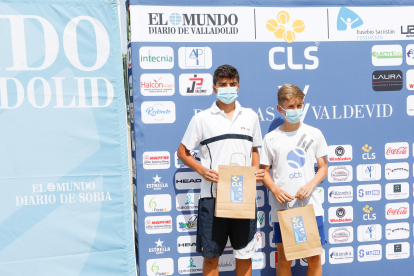 Hermes Esteban y Jorge Domingo, campeón y finalista en tenis cadete masculino / J. M. LOSTAU