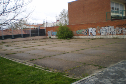 Vista de la pista deportiva del Barrio España antes de las obras.