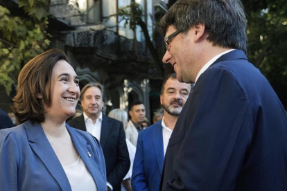 Ada Colau y Carles Puigdemont conversan tras las ofrendas florales de la pasada Diada.-MARTA PÉREZ/EFE