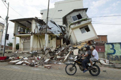 Edificios dañados por el terremoto que ha azotado a Ecuador en Los Pedernales.-AP / GUILLERMO GRANJA