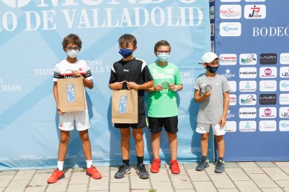 Iván Medina, Javier Pérez, Rodrigo Muñoz y Guillermo Manzano, finalistas y campeones tenis benjamín masculino / J. M. LOSTAU