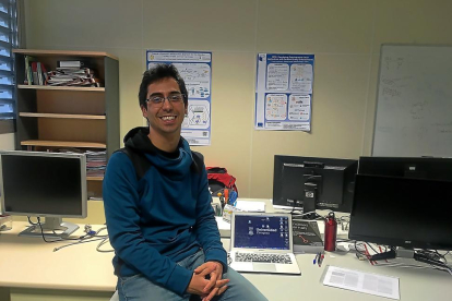 El profesor Ricardo J. Rodríguez en las instalaciones de los laboratorios de investigación de la Universidad de Zaragoza.-EL MUNDO