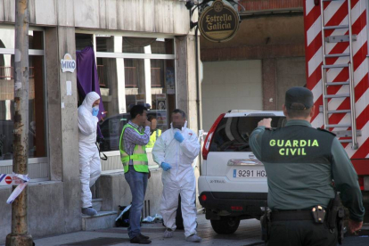 evantamiento de los cadáveres de un hombre y una mujer que han aparecido,en el interior de un bar, con signos de violencia en Guardo (Palencia)-Ical