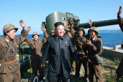 El líder de Corea del Norte, Kim Jong-un, rodeado de militares, en una imagen difundida este domingo.-Foto: EFE / KCNA