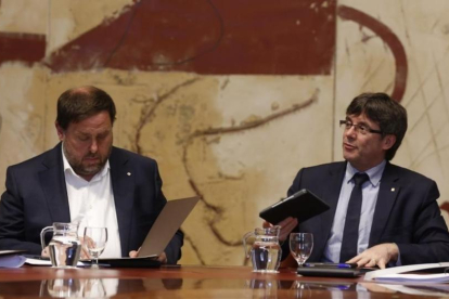 Oriol Junqueras y Carles Puigdemont, en una reunión del Consell Executiu.-ALBERT BERTRAN