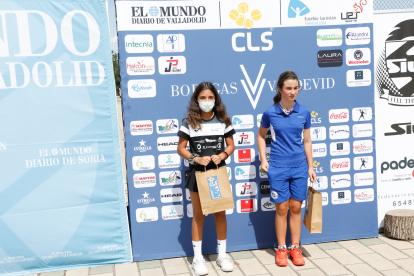 Daniela Hernández y Celia Hipola, finalista y campeona tenis infantil femenino / J. M. LOSTAU